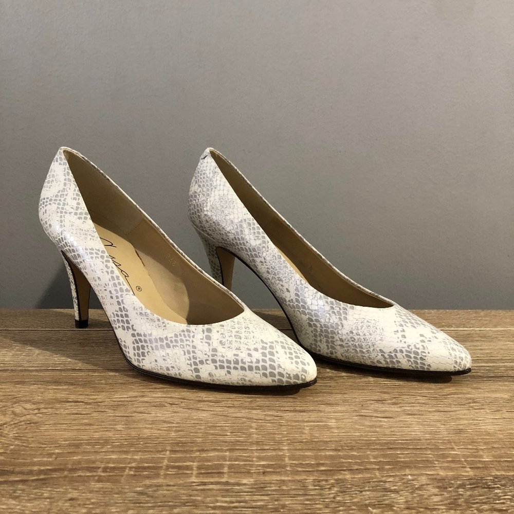 Caressa Womens 8M White/Black snake Design High Heel Pumps